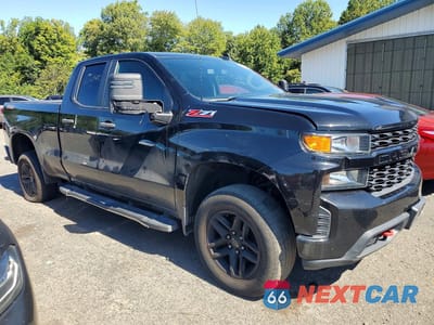 Czwarte zdjęcie samochodu z boku: 2019 CHEVROLET SILVERADO K1500 TRAIL BOSS CUSTOM VIN:1GCRYCEF1KZ258055 - miniatura