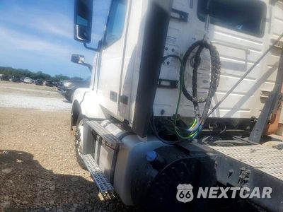 Zdjęcie 12 z 12 samochodu: 2017 VOLVO VNL SEMI TRUCK VIN:4V4N39TG1HN987947 - miniatura