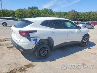 Trzecie zdjęcie samochodu z tyłu: 2026 CHEVROLET TRAX 1RS VIN:KL77LGEP9TC223223 - miniatura
