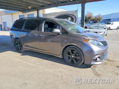 Czwarte zdjęcie samochodu z boku: 2013 TOYOTA SIENNA SPORT VIN:5TDXK3DC3DS399634 - miniatura