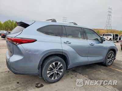 Trzecie zdjęcie samochodu z tyłu: 2020 TOYOTA HIGHLANDER XLE VIN:5TDHZRBHXLS047392 - miniatura