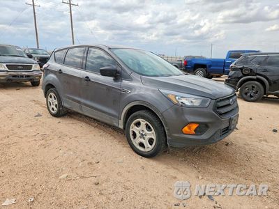 Czwarte zdjęcie samochodu z boku: 2018 FORD ESCAPE S VIN:1FMCU0F78JUB72448 - miniatura
