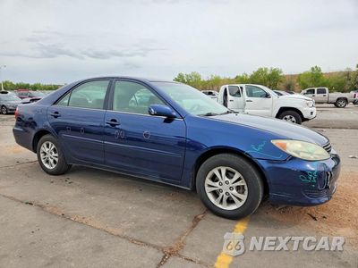 Czwarte zdjęcie samochodu z boku: 2005 TOYOTA CAMRY LE V6 VIN:4T1BF30K85U102104 - miniatura
