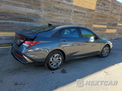 Trzecie zdjęcie samochodu z tyłu: 2024 HYUNDAI ELANTRA SEL VIN:KMHLM4DG6RU820763 - miniatura