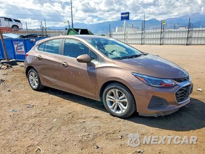 Czwarte zdjęcie samochodu z boku: 2019 CHEVROLET CRUZE LT VIN:3G1BE6SM3KS558393 - miniatura