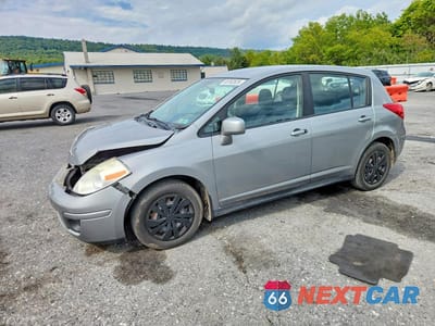 2008 NISSAN VERSA 1.8 S 3N1BC13E38L445623 - główne zdjęcie licytacji z USA - miniatura