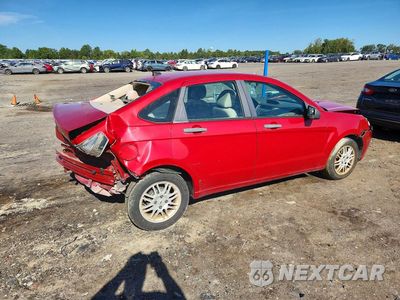 Trzecie zdjęcie samochodu z tyłu: 2010 FORD FOCUS SE VIN:1FAHP3FN2AW250802 - miniatura
