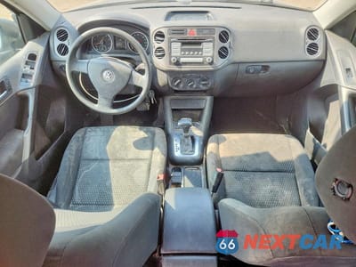 Zdjęcie 8 z 13 samochodu: 2010 VOLKSWAGEN TIGUAN S VIN:WVGAV7AX6AW511832 - miniatura