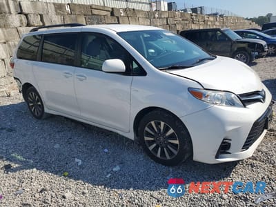 Czwarte zdjęcie samochodu z boku: 2018 TOYOTA SIENNA LE VIN:5TDJZ3DCXJS193238 - miniatura
