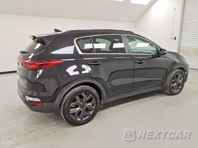Trzecie zdjęcie samochodu z tyłu: 2022 KIA SPORTAGE S VIN:KNDP63AC1N7948199 - miniatura
