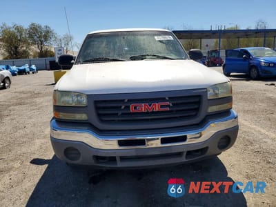 Piąte zdjęcie samochodu w środku: 2005 GMC NEW SIERRA C1500 VIN:1GTEC14V45Z900315 - miniatura