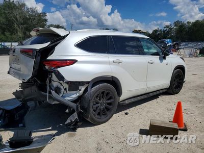 Trzecie zdjęcie samochodu z tyłu: 2021 TOYOTA HIGHLANDER XLE VIN:5TDGZRAH0M5055126 - miniatura