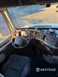 Zdjęcie 10 z 13 samochodu: 2016 VOLVO VNL SEMI TRUCK VIN:4V4NC9EJ0GN931991 - miniatura