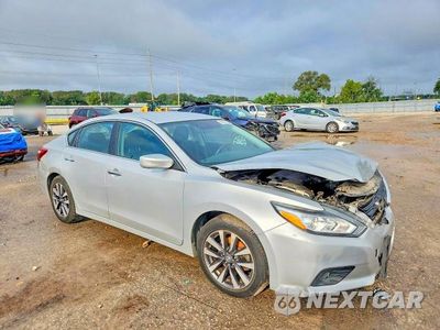 Czwarte zdjęcie samochodu z boku: 2017 NISSAN ALTIMA 2.5 SV VIN:1N4AL3AP8HC250160 - miniatura