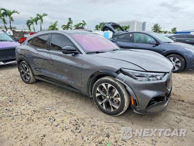 Czwarte zdjęcie samochodu z boku: 2021 FORD MUSTANG MACH-E PREMIUM VIN:3FMTK3R75MMA38606 - miniatura