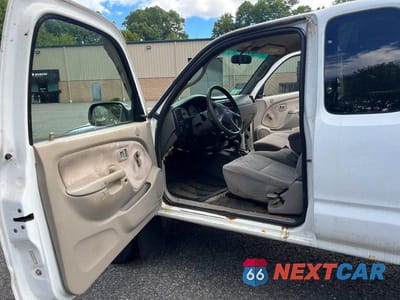 Piąte zdjęcie samochodu w środku: 2003 TOYOTA TACOMA V6 VIN:5TEWN72N23Z157479 - miniatura