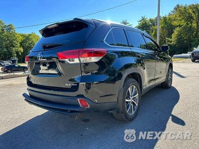 Trzecie zdjęcie samochodu z tyłu: 2019 TOYOTA HIGHLANDER XLE VIN:5TDJZRFHXKS606062 - miniatura