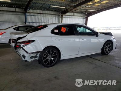 Trzecie zdjęcie samochodu z tyłu: 2022 TOYOTA CAMRY HYBRID SE VIN:4T1G31AK6NU592933 - miniatura
