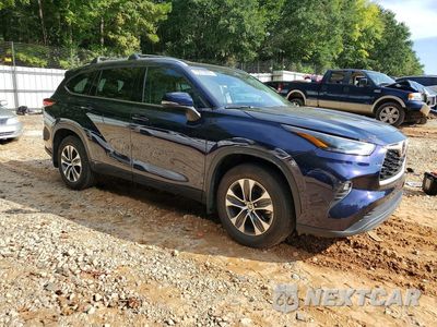 Czwarte zdjęcie samochodu z boku: 2022 TOYOTA HIGHLANDER XLE VIN:5TDGZRBH1NS575630 - miniatura