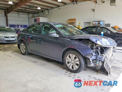 Czwarte zdjęcie samochodu z boku: 2014 CHEVROLET CRUZE LS VIN:1G1PA5SG0E7237775 - miniatura