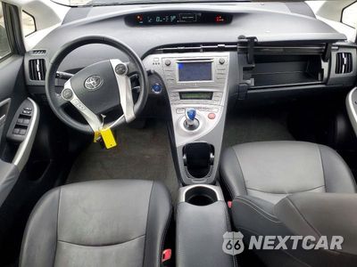 Zdjęcie 8 z 14 samochodu: 2013 TOYOTA PRIUS FOUR VIN:JTDKN3DU3D1721020 - miniatura