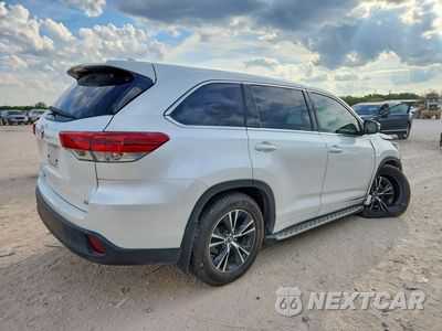 Trzecie zdjęcie samochodu z tyłu: 2018 TOYOTA HIGHLANDER LE PLUS VIN:5TDZZRFH7JS276737 - miniatura