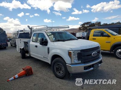 Czwarte zdjęcie samochodu z boku: 2019 FORD F350 SUPER DUTY VIN:1FD8X3ETXKEG59255 - miniatura