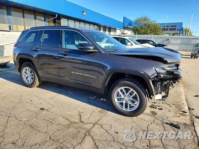 Czwarte zdjęcie samochodu z boku: 2025 JEEP GRAND CHEROKEE LAREDO VIN:1C4RJHAGXSC329109 - miniatura