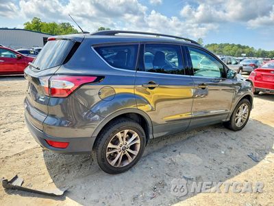 Trzecie zdjęcie samochodu z tyłu: 2018 FORD ESCAPE SE VIN:1FMCU9GD1JUC31493 - miniatura
