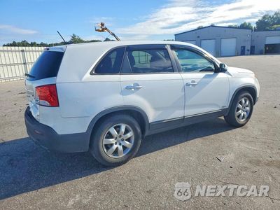 Trzecie zdjęcie samochodu z tyłu: 2013 KIA SORENTO LX VIN:5XYKTDA63DG424136 - miniatura