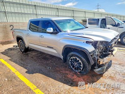 Czwarte zdjęcie samochodu z boku: 2025 TOYOTA TUNDRA SR5 VIN:5TFLA5DB7SX329338 - miniatura
