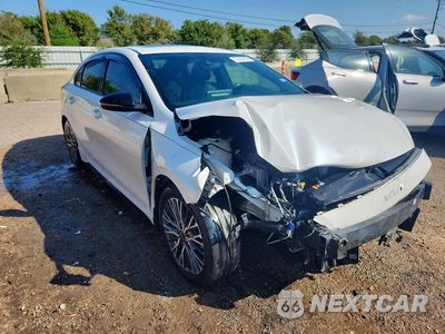 Czwarte zdjęcie samochodu z boku: 2022 KIA FORTE GT LINE VIN:3KPF54ADXNE458650 - miniatura