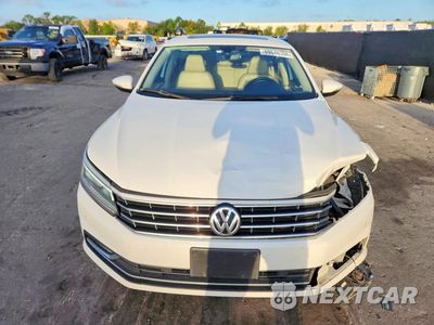 Piąte zdjęcie samochodu w środku: 2018 VOLKSWAGEN PASSAT SE VIN:1VWBA7A34JC043082 - miniatura
