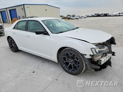 Czwarte zdjęcie samochodu z boku: 2019 CHRYSLER 300 TOURING VIN:2C3CCAAG3KH746208 - miniatura