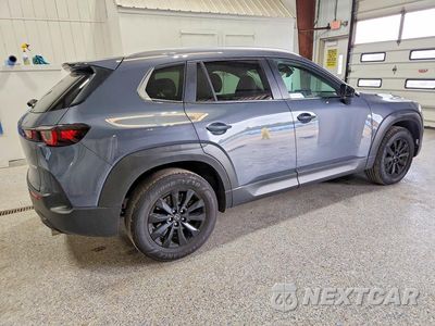 Trzecie zdjęcie samochodu z tyłu: 2025 MAZDA CX-50 SELECT VIN:7MMVABAM2SN372378 - miniatura