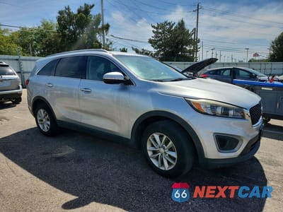 Czwarte zdjęcie samochodu z boku: 2016 KIA SORENTO LX VIN:5XYPG4A30GG016455 - miniatura
