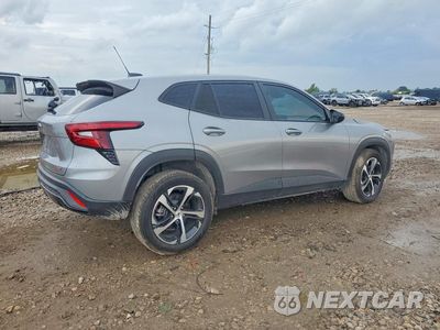 Trzecie zdjęcie samochodu z tyłu: 2025 CHEVROLET TRAX 1RS VIN:KL77LGEP1SC248485 - miniatura