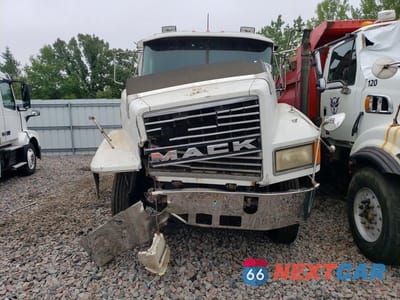 Piąte zdjęcie samochodu w środku: 1996 MACK CH613 GRAIN TRUCK VIN:1M1AA13Y9TW067061 - miniatura