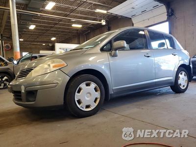 2009 NISSAN VERSA 1.8 S 3N1BC13E49L371307 - główne zdjęcie licytacji z USA - miniatura