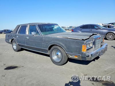 Czwarte zdjęcie samochodu z boku: 1989 LINCOLN TOWN CAR VIN:1LNBM81F6KY799667 - miniatura