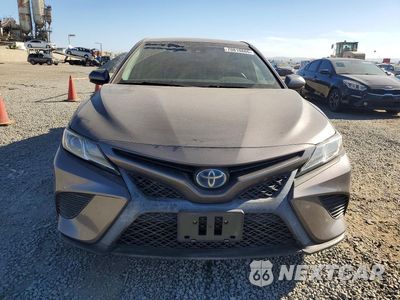 Piąte zdjęcie samochodu w środku: 2018 TOYOTA CAMRY HYBRID SE VIN:4T1B21HK1JU510216 - miniatura
