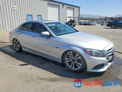 Czwarte zdjęcie samochodu z boku: 2018 MERCEDES-BENZ C 350E VIN:55SWF4HB6JU259275 - miniatura