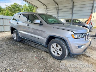 Czwarte zdjęcie samochodu z boku: 2017 JEEP GRAND CHEROKEE LAREDO VIN:1C4RJEAG8HC903309 - miniatura
