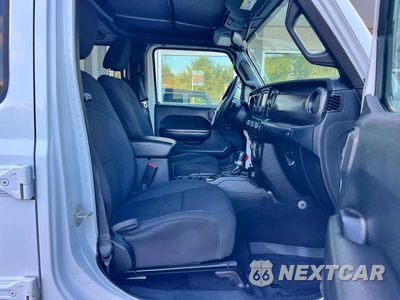 Piąte zdjęcie samochodu w środku: 2018 JEEP WRANGLER UNLIMITED SPORT VIN:1C4HJXDG6JW168157 - miniatura