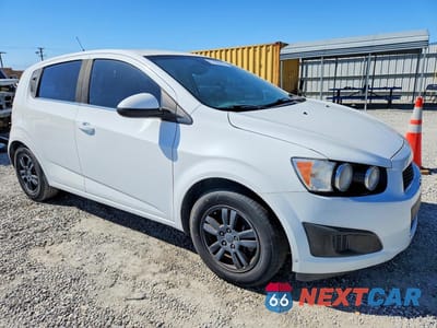 Czwarte zdjęcie samochodu z boku: 2013 CHEVROLET SONIC LT VIN:1G1JC6SH2D4197374 - miniatura