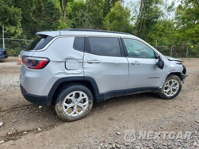 Trzecie zdjęcie samochodu z tyłu: 2024 JEEP COMPASS LATITUDE VIN:3C4NJDBN3RT117803 - miniatura