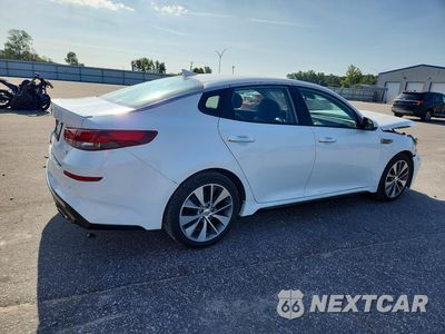 Trzecie zdjęcie samochodu z tyłu: 2019 KIA OPTIMA S VIN:5XXGT4L30KG284394 - miniatura