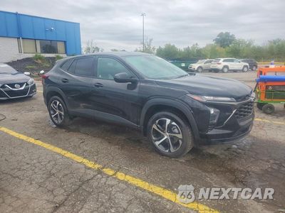 Czwarte zdjęcie samochodu z boku: 2024 CHEVROLET TRAX 1RS VIN:KL77LGE24RC195537 - miniatura