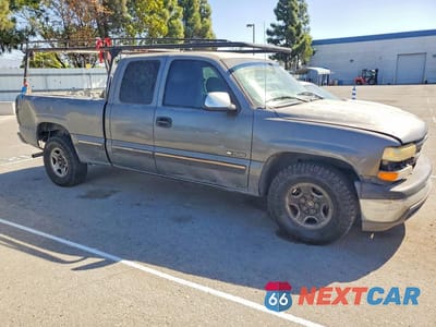 Czwarte zdjęcie samochodu z boku: 2002 CHEVROLET SILVERADO C1500 VIN:2GCEC19V321372652 - miniatura