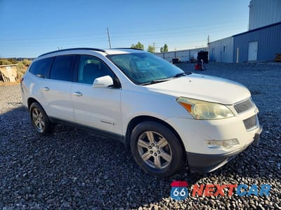 Czwarte zdjęcie samochodu z boku: 2009 CHEVROLET TRAVERSE LT VIN:1GNEV23D39S141736 - miniatura